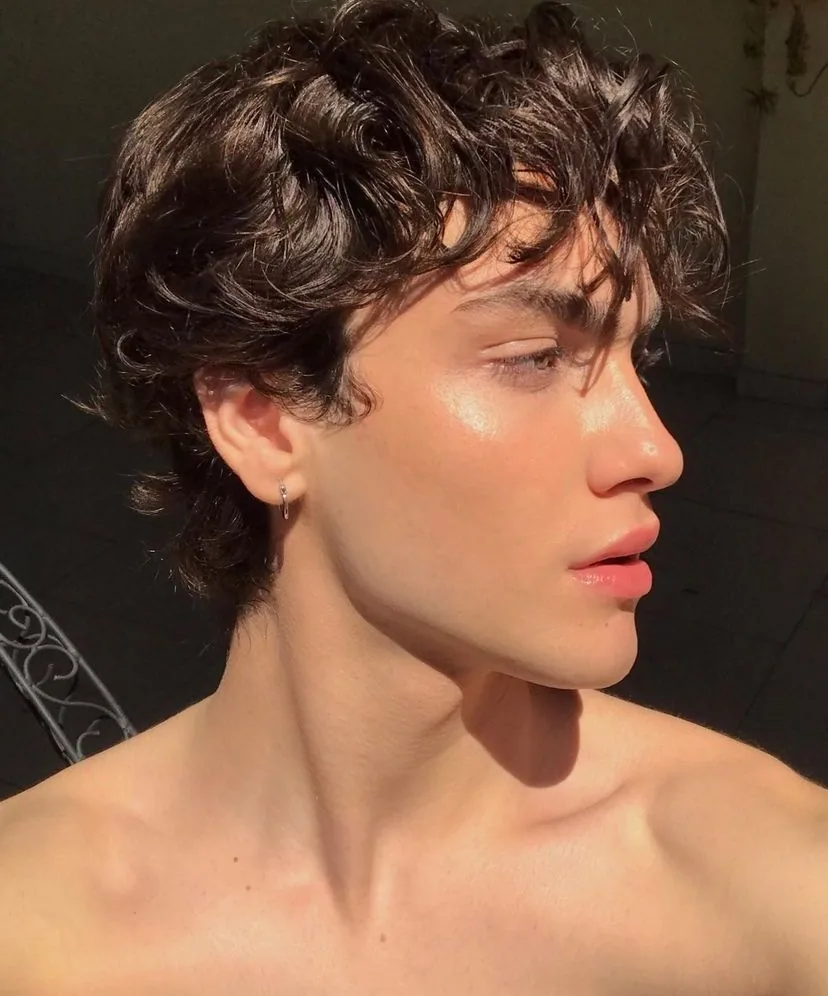 Jawline e mascella definita — area del looksmaxxing con mewing e chin tuck