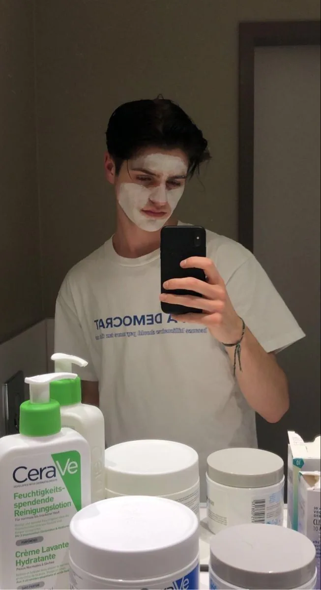 Skincare uomo per pelle e acne — routine looksmaxxing con detergente e SPF
